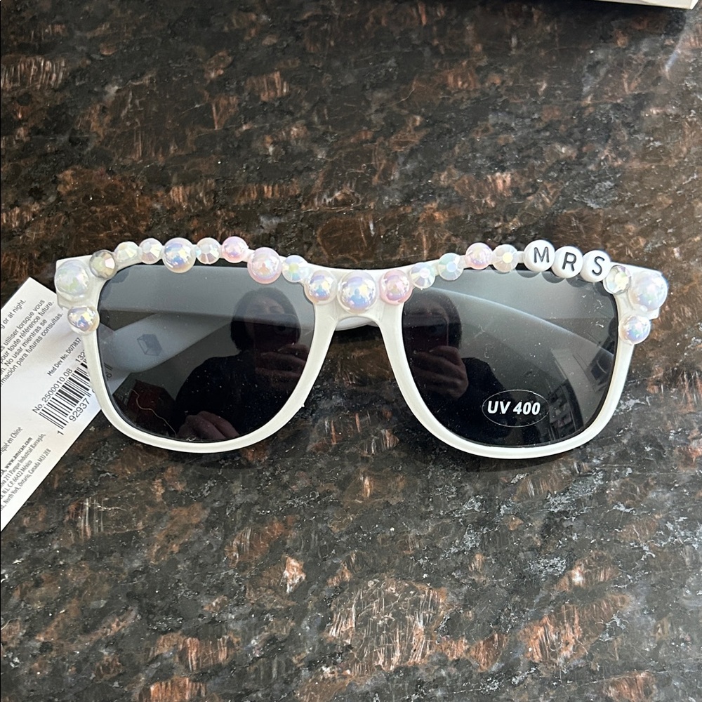 White Beaded Women’s Sunglasses with Iridescent Accents - MRS Detail